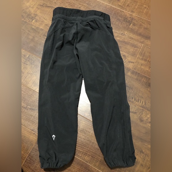 Ivivva cropped pants size 6 - Picture 3 of 5